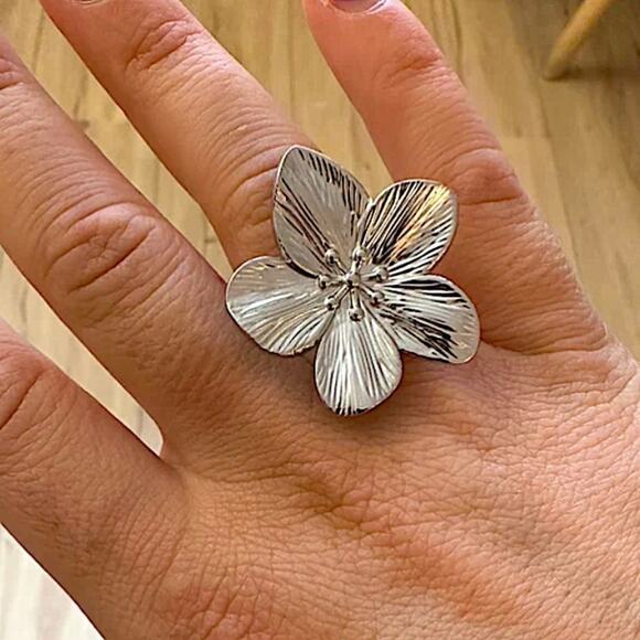Vintage Silver Statement Flower Ring - Picture 2 of 11